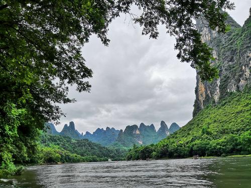 这里就是桂林山水甲天下的背景图了这里水倒映着山山反佛在水中