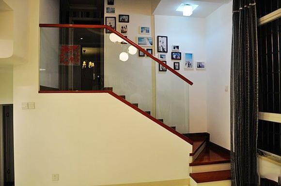 楼梯玻璃护栏照片墙