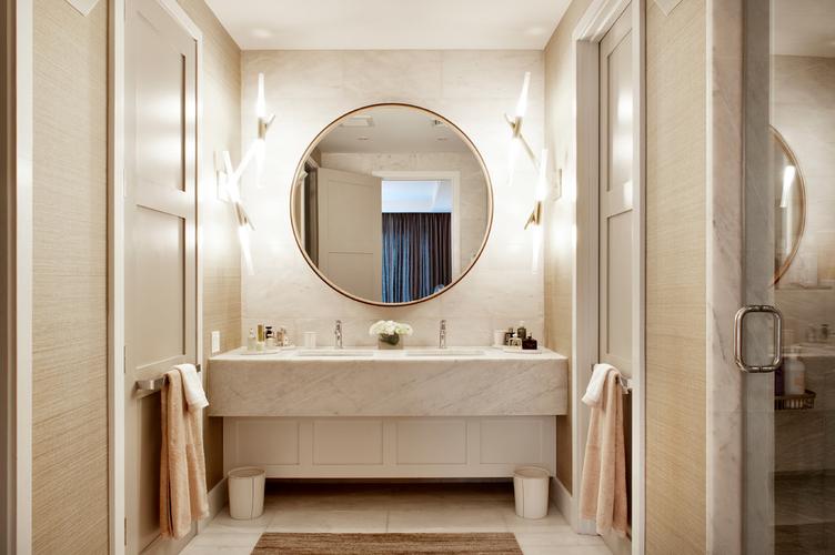 现代别墅卫生间个性圆形镜子设计装修效果图