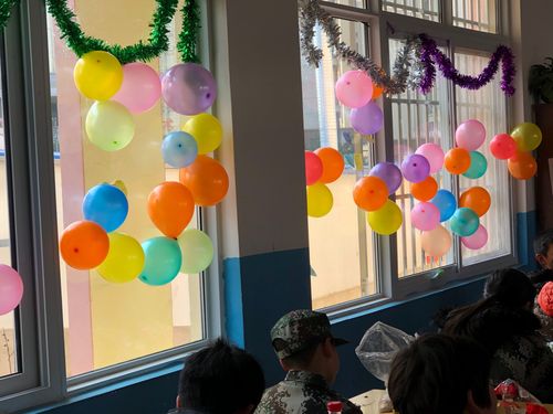 漂亮的气球把教室装扮的五彩斑斓浓烈节日的气氛同学们尽享其中