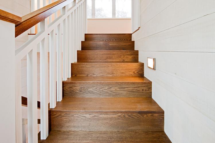 原木色系木材元素欧式别墅楼梯装修效果图