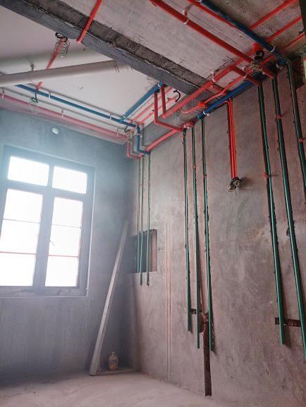 你家装修的时候水电排管布线到底应该走顶上还是走地下