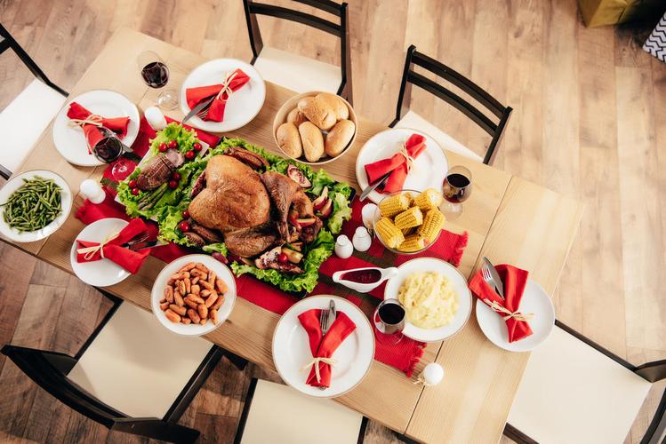 在感恩节的节日晚宴上配有美味的菜肴和葡萄酒的餐桌上的顶级视图