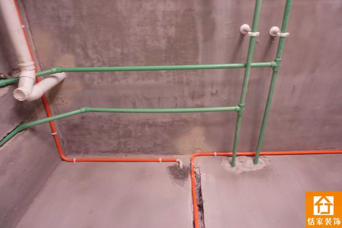 卫生间的水槽处水管铺设也是简单工整合理规划方便后期的装修.