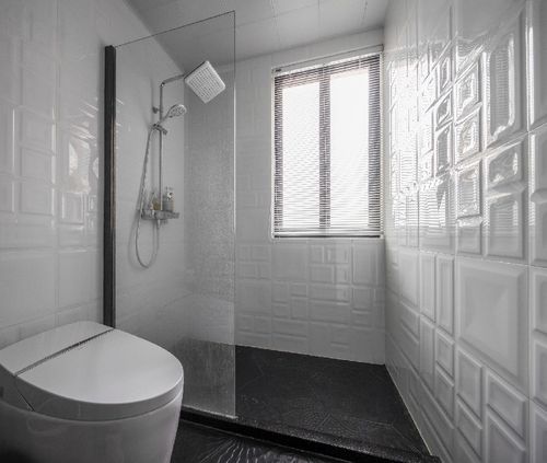 另一个卫生间则使用了白色墙砖黑色地砖用黑白的碰撞来营造空间感