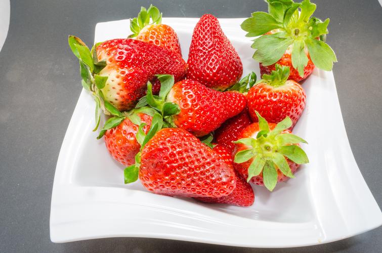 水果草莓美食世界鲜红欲滴的草莓图片