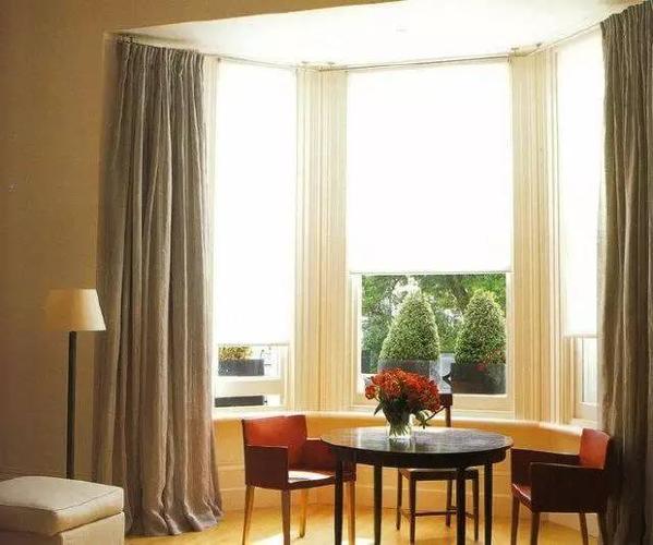 这间公寓的飘窗设计一改梯形或者矩形的形状用了l形的设计给卧室