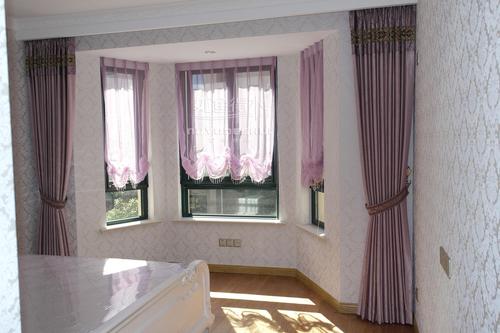 异性窗窗帘搭配内帘使用纯色纱做奥地利帘安装在框内.