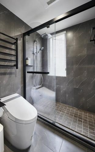 淋浴房地面铺上拉槽因为凹槽的设计水可以顺着凹槽排出有效防止
