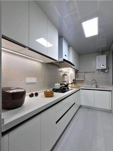 厨房用的是白色的橱柜门上柜底部做了照明使用更人性化