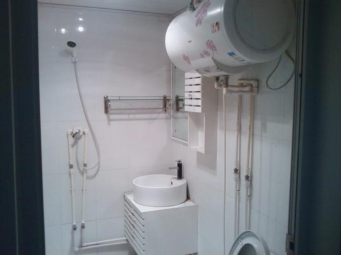 卫生间配备有海尔电热水器浴霸洗刷柜.