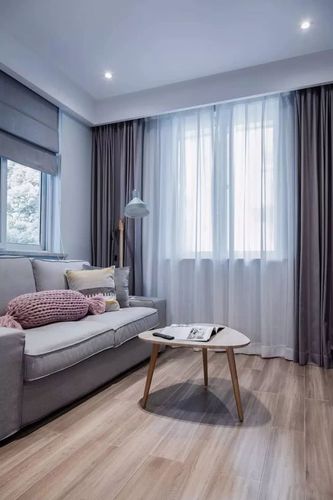 客厅浅灰色布艺沙发搭配同色系窗帘可移动小小的茶几可移动还很好看
