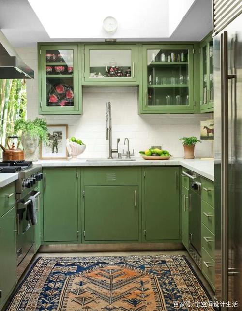 厨房的橱柜是绿色