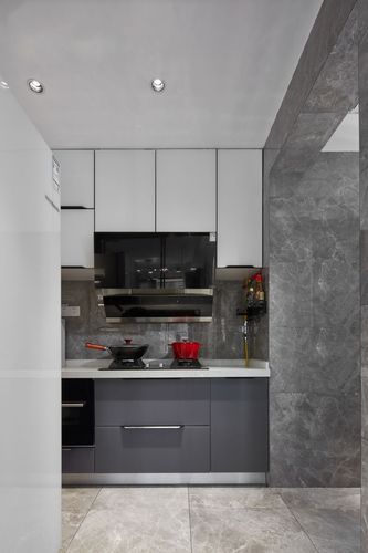 白色的柜子和灰色的地砖相配十分简明舒适和白色搭配的灰色墙面才更