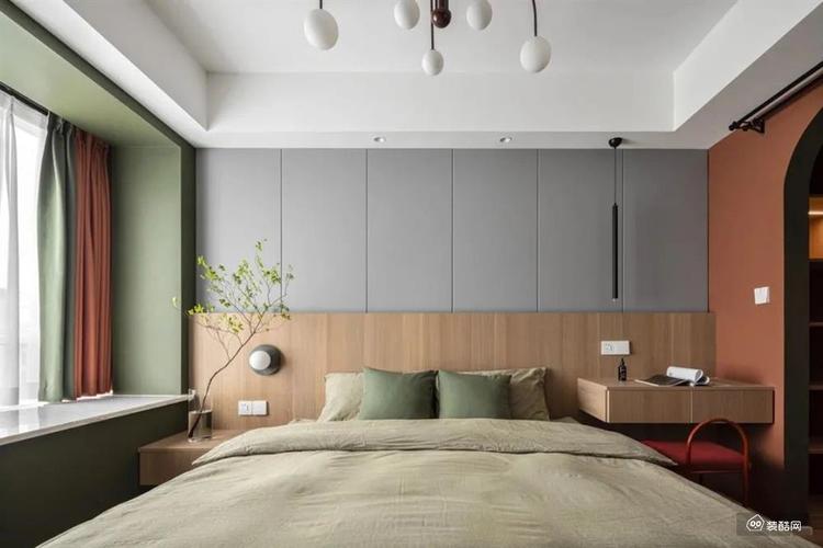 卧室床头背景墙上部分为灰色硬包下半部分为木饰面造型有层次感