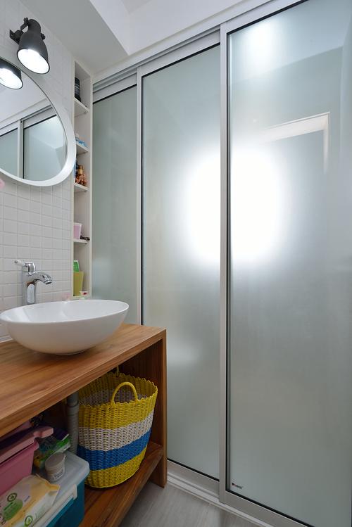 小户型二居室装修卫生间玻璃移门设计