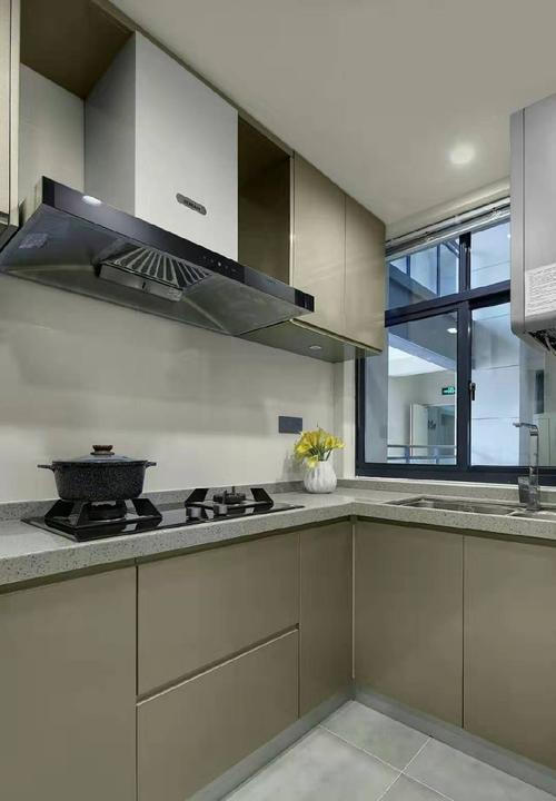 厨房u形操作台灰色台面搭配香槟金的简约风橱柜门简洁的柜体与客厅
