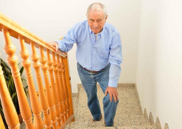原创老人经常爬楼梯容易致膝关节受损保护膝关节牢记这4点