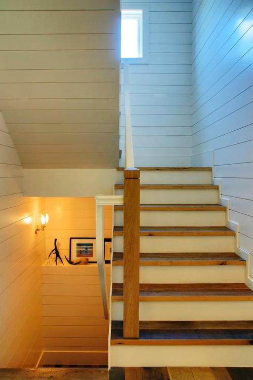 蓝黄广光照温馨墙面原木质台阶楼梯装修效果图