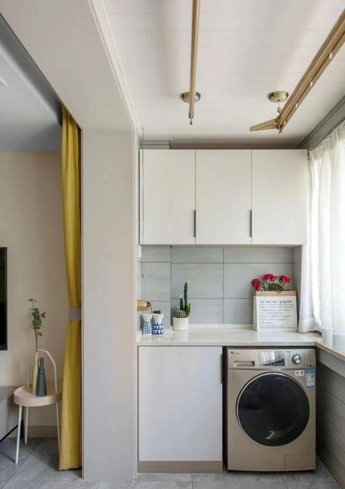 客厅右侧为生活阳台洗衣机结合洗衣柜