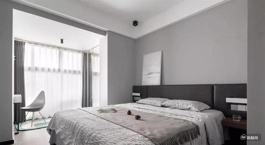 现代简约的卧室以浅灰色的空间床头墙脚区域加入黑色的软包靠背靠放