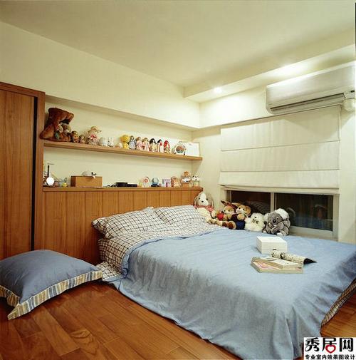 孩子卧室榻榻米床背景墙实木隔板储物架造型装修效果图