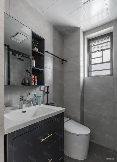 卫生间铺贴灰色调墙地砖成品浴室柜搭配镜柜保持空间干净整洁.