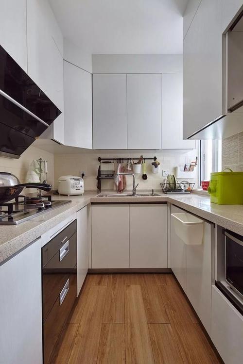厨房在木纹砖地面基础搭配白色的橱柜现在文艺而精致而u形的