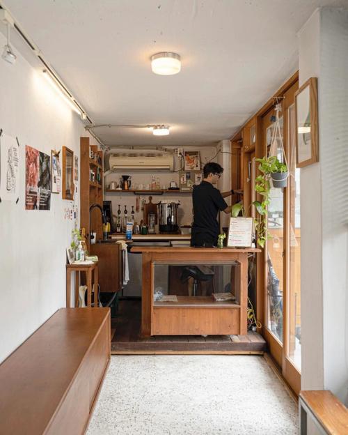 咖啡馆设计20平超小型长廊式木质咖啡馆