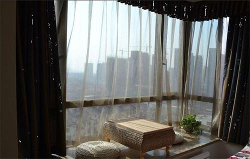 现代简约三居室阳台窗帘装修效果图
