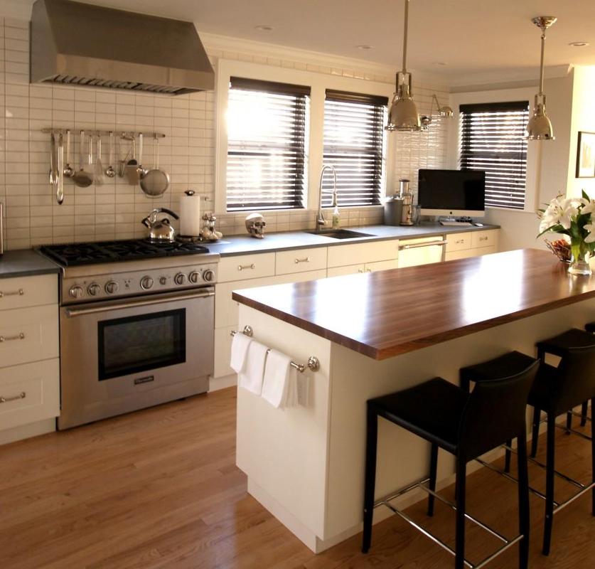 厨房实木色台面白色橱柜现代别墅装修效果图