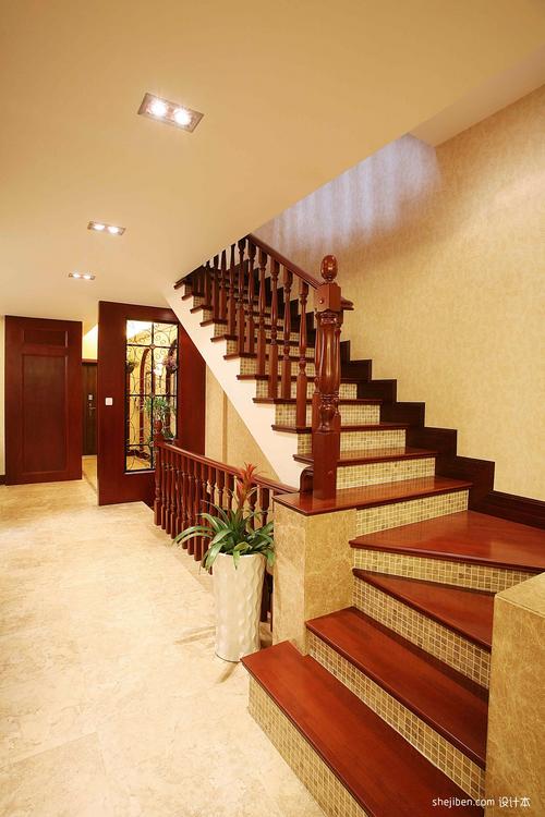 三层别墅的楼梯可以设计成三角形样式连接二楼和三楼的楼梯在踏步