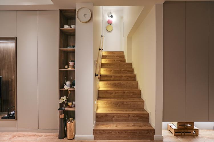 进门楼梯的设计采用踏步灯光补充设计采用地面地板的铺贴方式整体