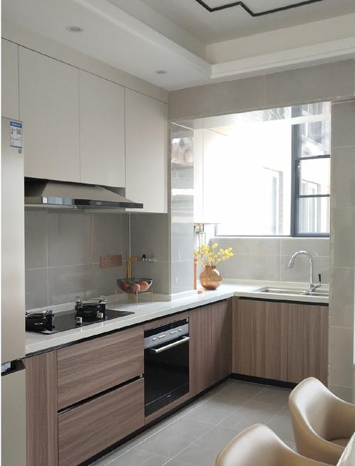 厨房橱柜由欧派定制吊柜纯色轻盈地柜木纹厚重白色的台面干净利落.
