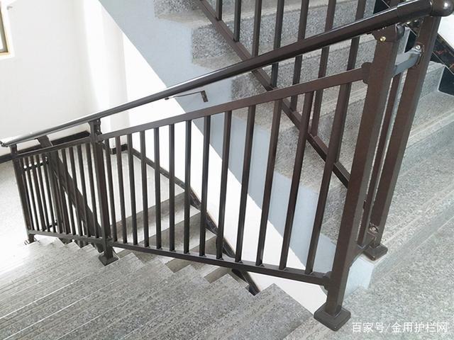 目前楼梯护栏的材质大致可以分六种分为为锌钢玻璃铝合金不锈钢
