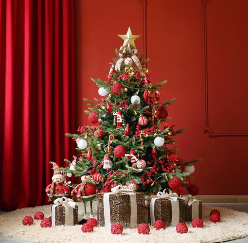 红色圣诞树装饰店铺橱窗设计