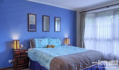 卧室蓝色墙漆效果图简单的卧室设计柔和色彩搭配以及蓝色的背景墙纸