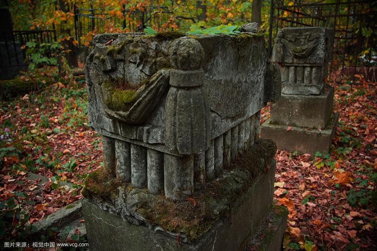 废弃的墓地里的旧墓碑