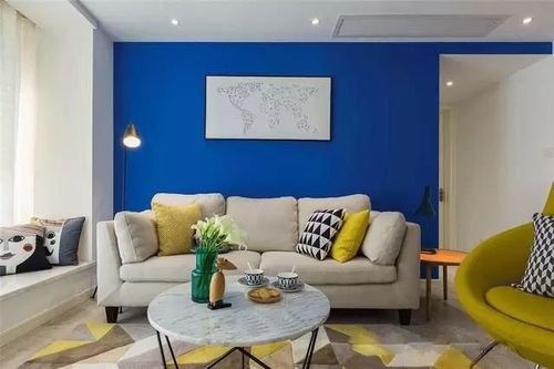 客厅整体布局简单沙发背景墙用蓝色既不会很浓重又恰到好处的