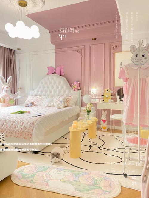 哪个女孩子会不喜欢粉粉的卧室呢连床边毯都是粉色的郁金香图案可可