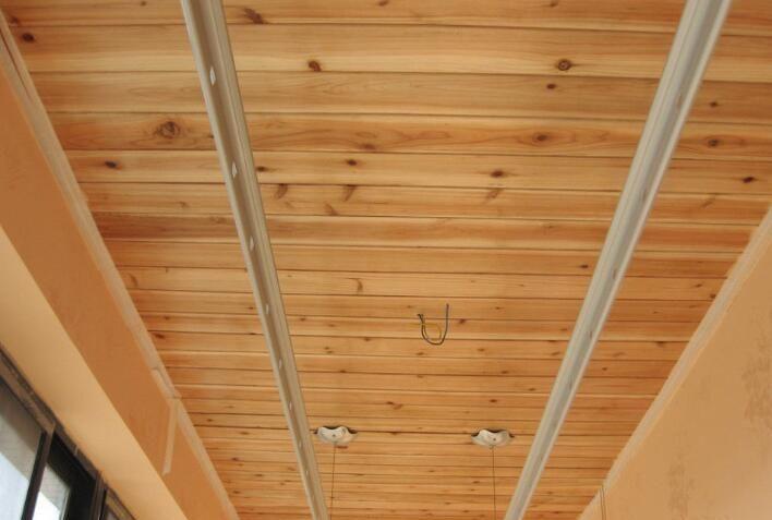 有一种木材叫桑拿板现在流行用它做阳台吊顶真是太漂亮了