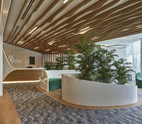 办公室设计装修木鳍制成的天花板对角地穿过整个办公室空间