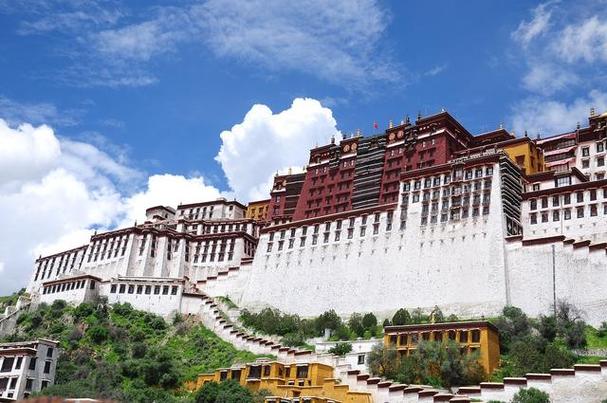 西藏拉萨是中国西南地区的一颗明珠拥有丰富的藏族文化和壮丽的自然