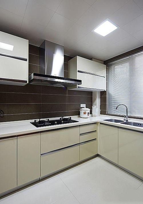 现代简约三居室厨房橱柜装修图片效果图