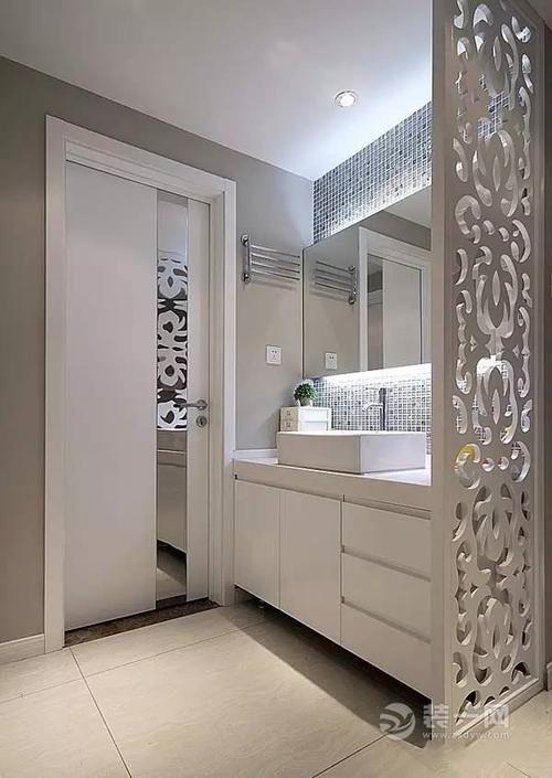 卫生间用隔断实现干湿分区浴室柜采用壁挂式方便打理卫生间整体采用