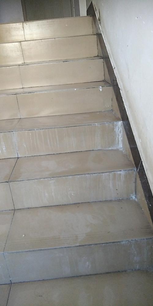 廉租房高层步行楼梯磁砖冒然漏水谁管事