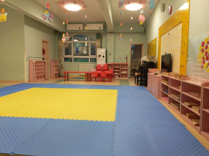 我们专门为小宝贝们准备的亲子教室并且还有丰富多彩的玩教具适合