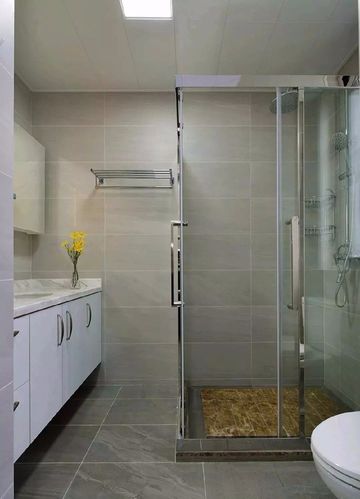 主卫铺贴暖色的墙砖让卫生间显得不会太冷淋浴房地面中间抬高四周