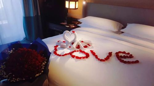 大部分酒店都会选择在客房布置浪漫的玫瑰花瓣红酒例如下图着实让