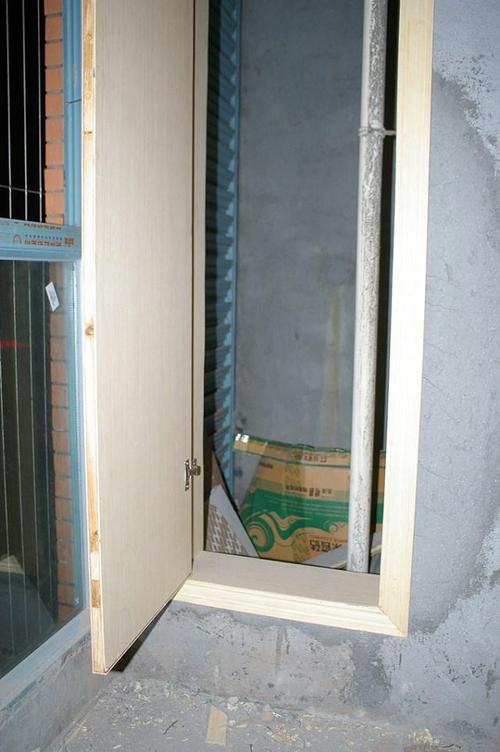 小孩房放空调的门洞的门已经做好了直接用大芯板贴的面板.
